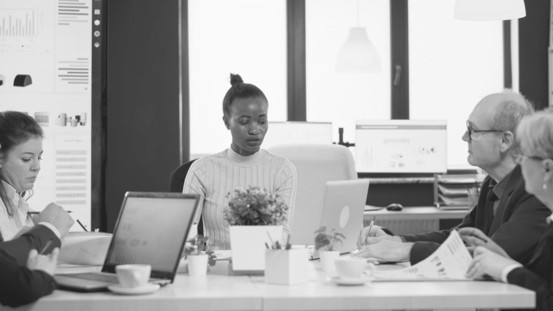 Equipo de profesionales colaborando en análisis financiero estratégico
